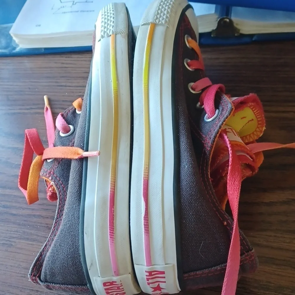 Converse Black and Pink SZ 6, multicolor tongues